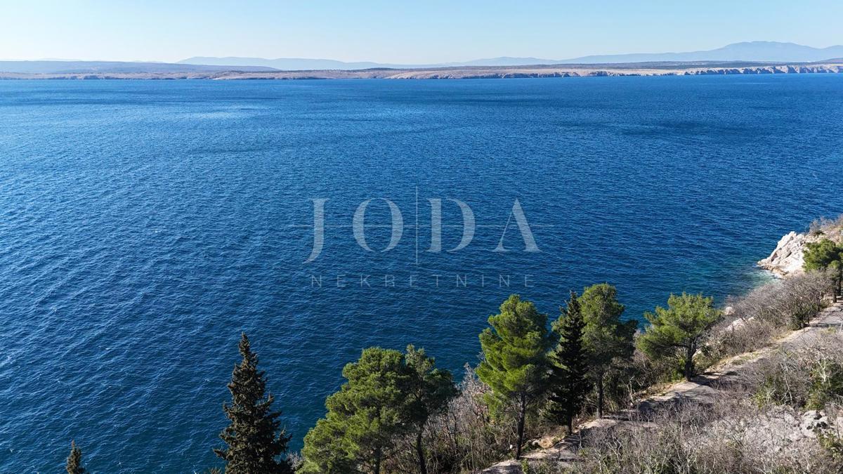 Crikvenica, Gradbeno zemljišče za turistično dejavnost, Prva vrsta ob morju