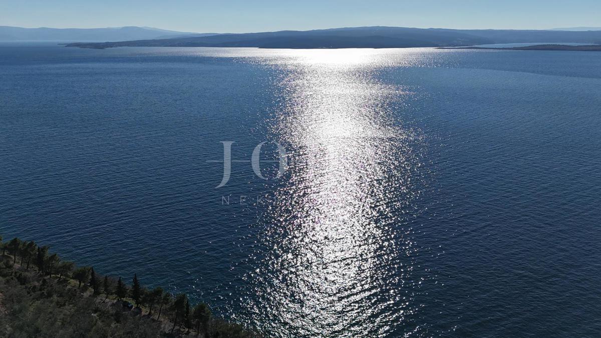 Crikvenica, Gradbeno zemljišče za turistično dejavnost, Prva vrsta ob morju