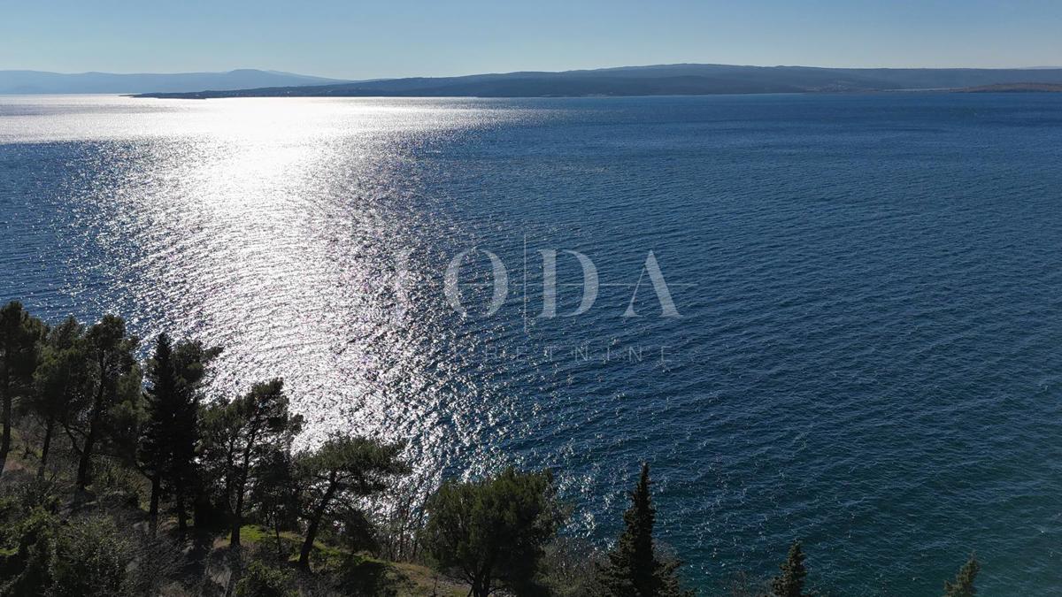 Crikvenica, Gradbeno zemljišče za turistično dejavnost, Prva vrsta ob morju