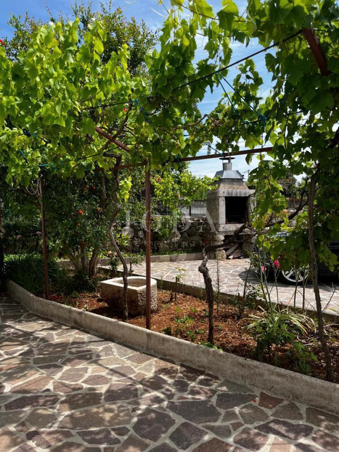 Hiša v bližini Malinske s petimi apartmaji