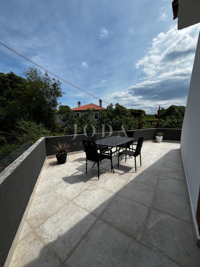 Hiša v bližini Malinske s petimi apartmaji