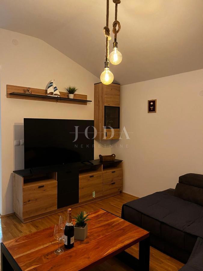 Hiša v bližini Malinske s petimi apartmaji