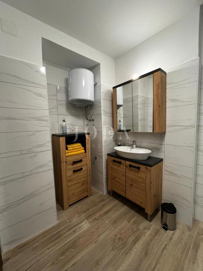 Hiša v bližini Malinske s petimi apartmaji