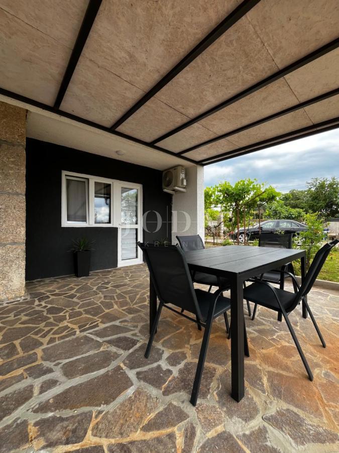 Hiša v bližini Malinske s petimi apartmaji