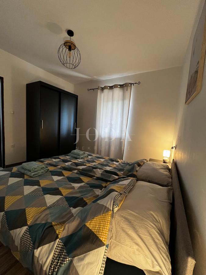 Hiša v bližini Malinske s petimi apartmaji