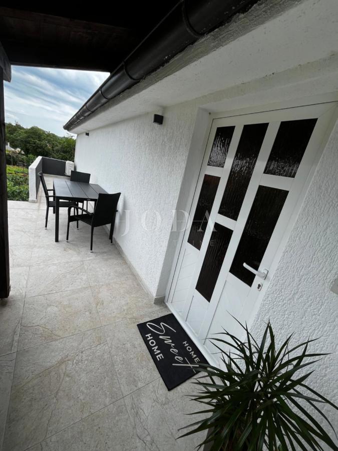 Hiša v bližini Malinske s petimi apartmaji