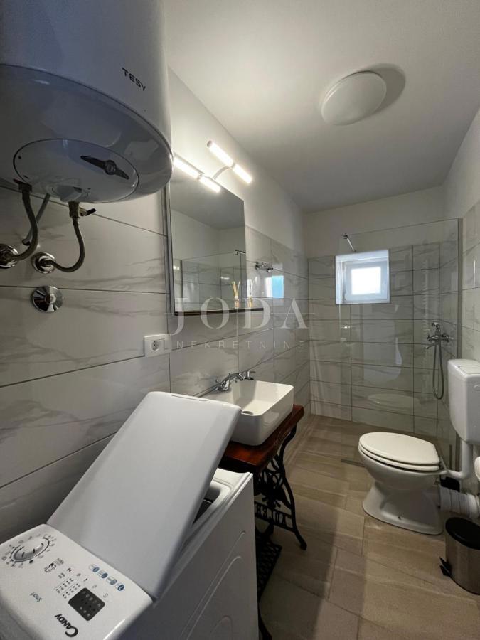 Hiša v bližini Malinske s petimi apartmaji