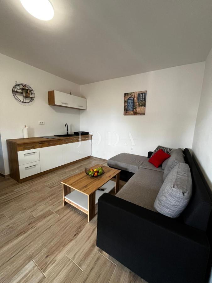 Hiša v bližini Malinske s petimi apartmaji