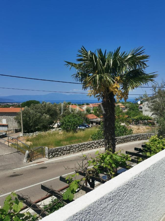 Hiša v bližini Malinske s petimi apartmaji