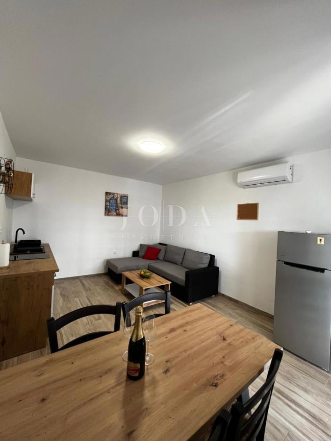 Hiša v bližini Malinske s petimi apartmaji