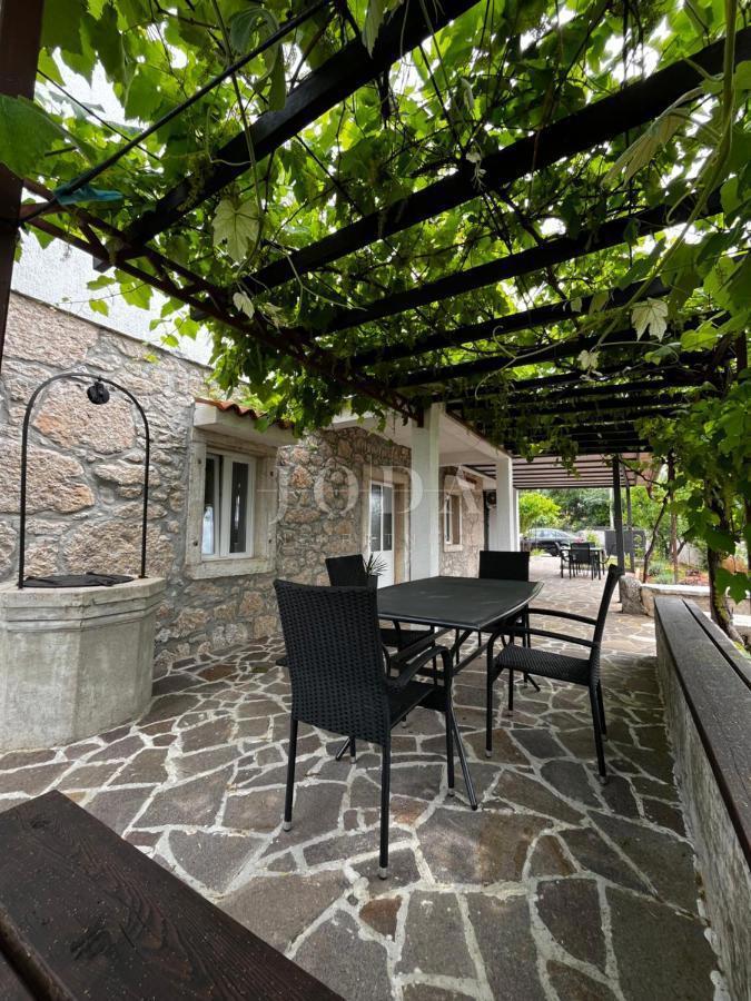 Hiša v bližini Malinske s petimi apartmaji