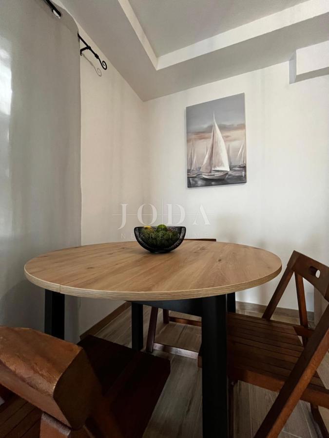 Hiša v bližini Malinske s petimi apartmaji