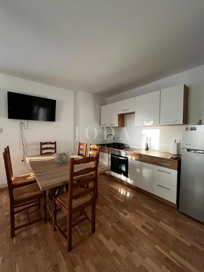 Hiša v bližini Malinske s petimi apartmaji