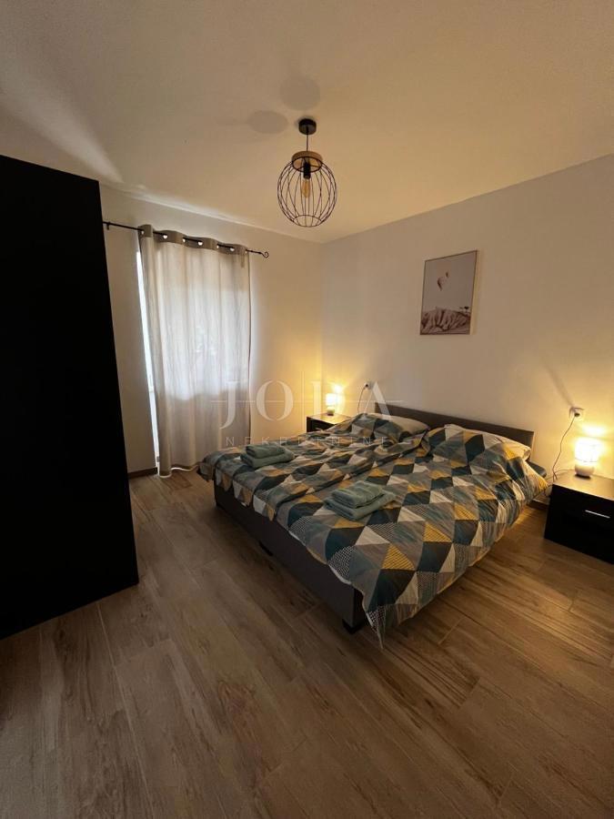 Hiša v bližini Malinske s petimi apartmaji