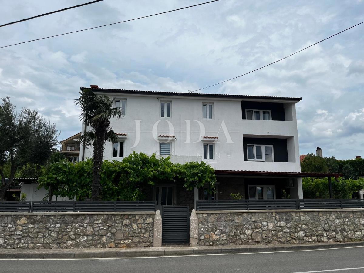 Hiša v bližini Malinske s petimi apartmaji