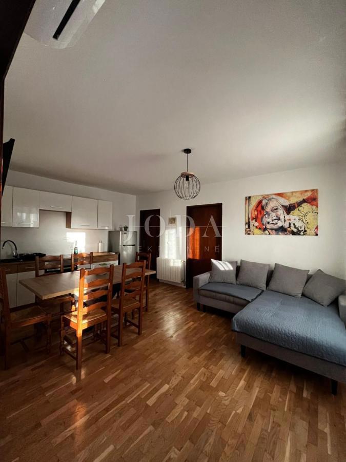 Hiša v bližini Malinske s petimi apartmaji