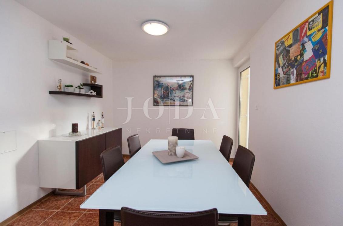 Apartma 92,70 m2 na odlični lokaciji, 300 m od morja