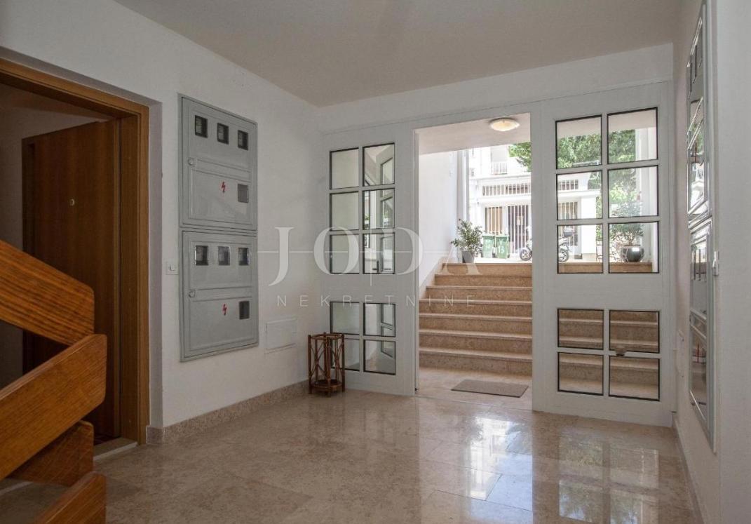 Apartma 92,70 m2 na odlični lokaciji, 300 m od morja