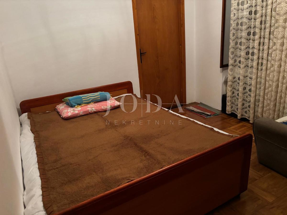 SENJ, hiša z vrtom v središču mesta