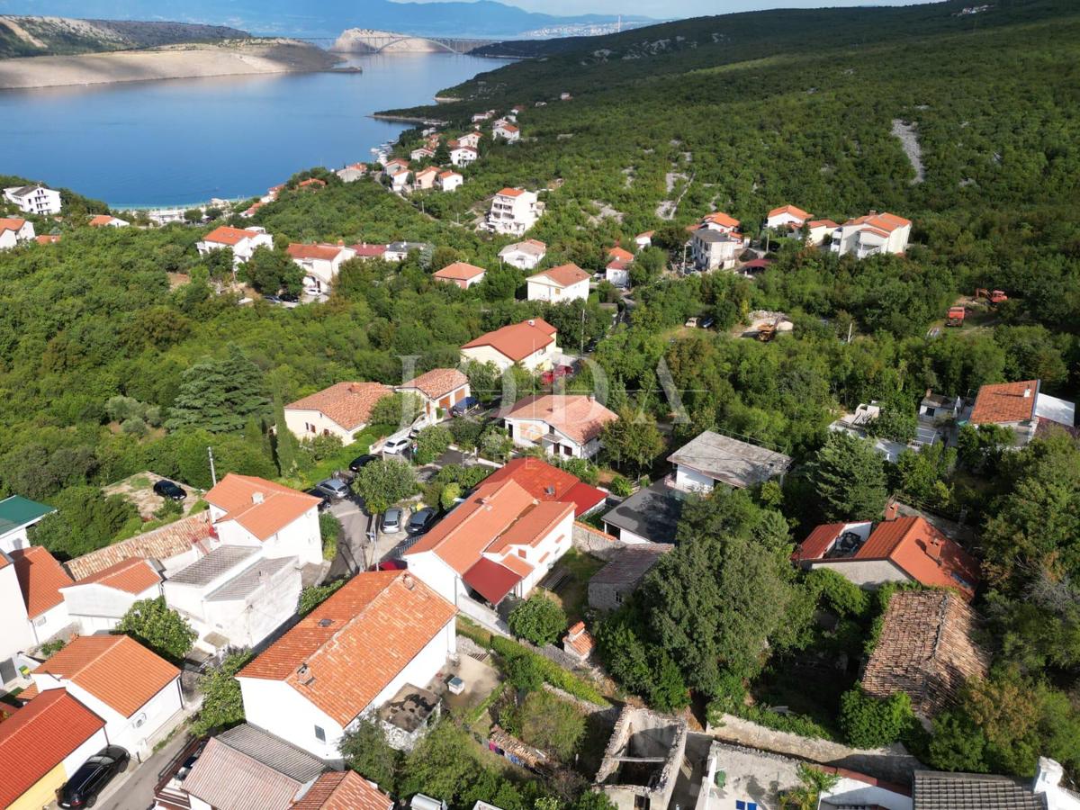 Kamnita ruševina blizu plaže v Jadranovu