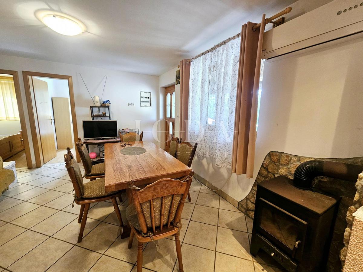 Samostojna hiša z dvema apartmajema v bližini Malinske