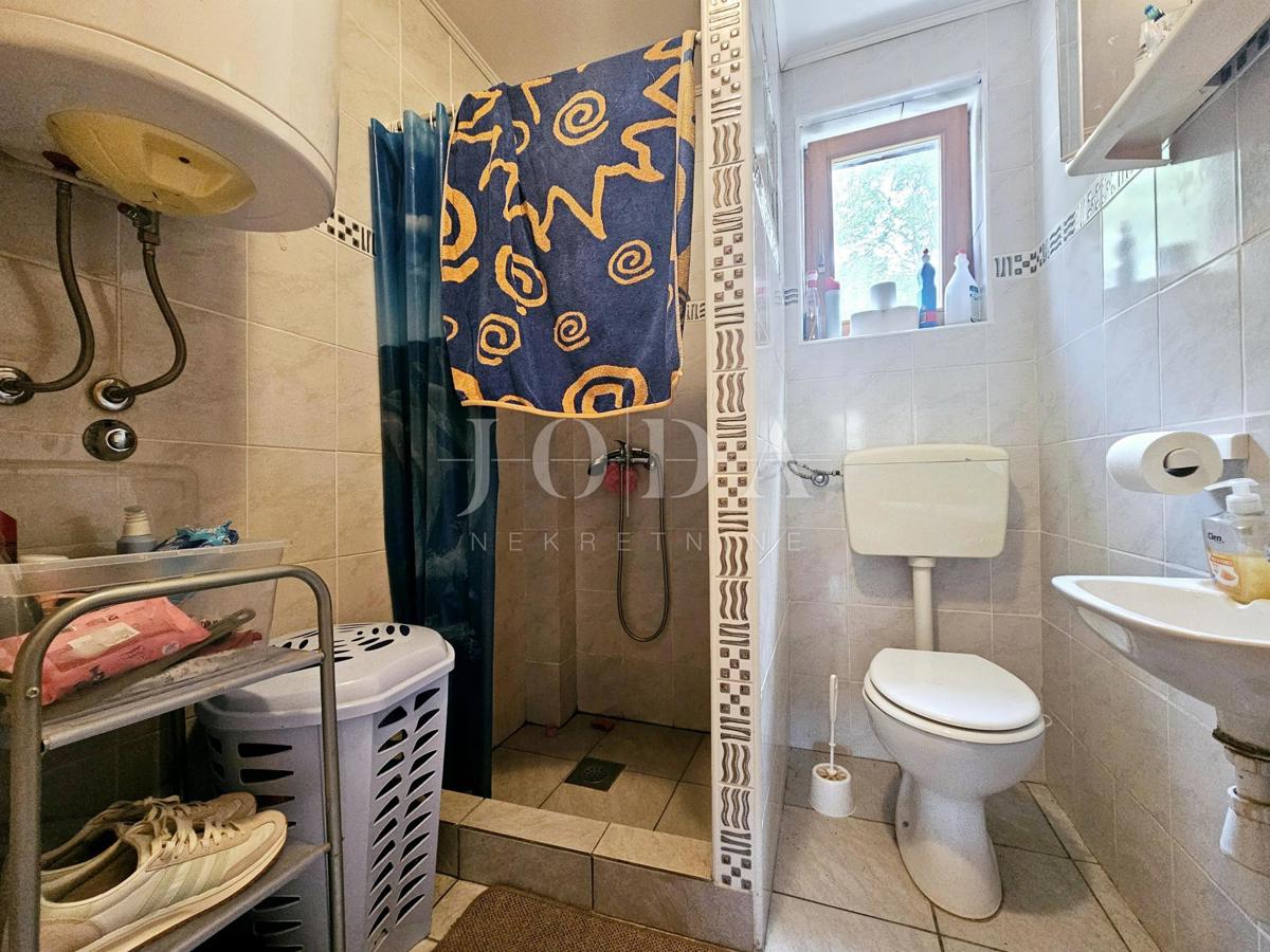 Samostojna hiša z dvema apartmajema v bližini Malinske