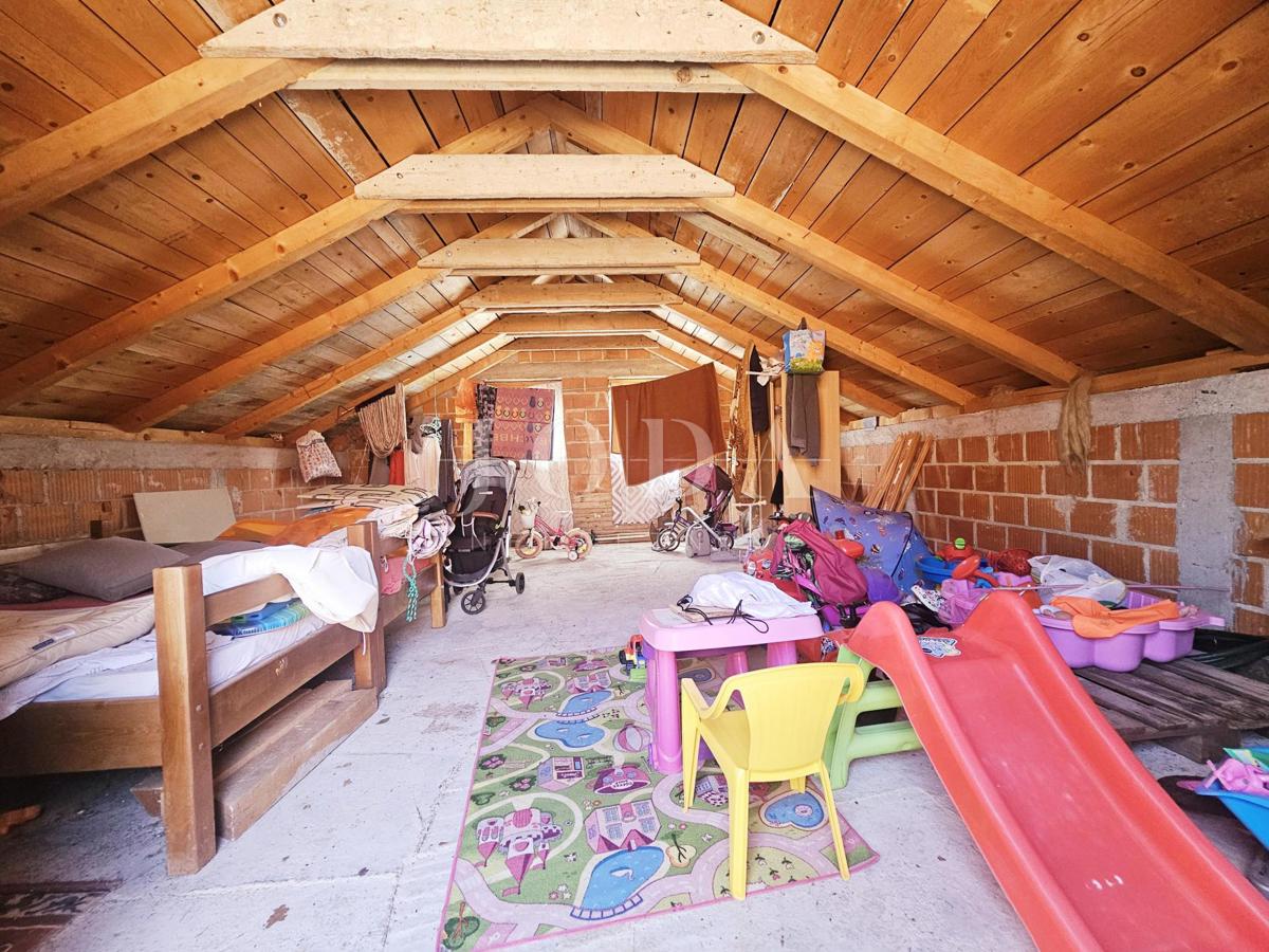 Samostojna hiša z dvema apartmajema v bližini Malinske