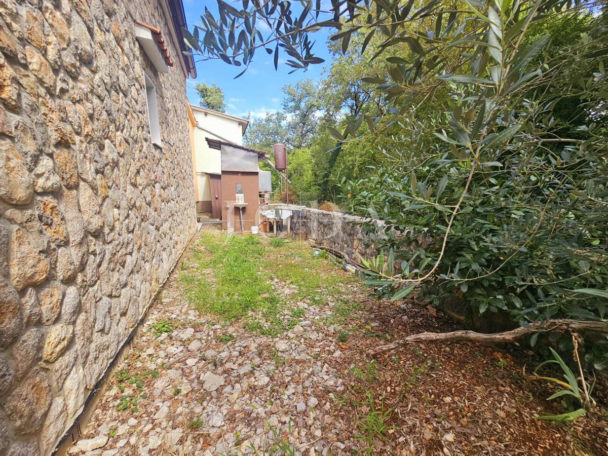 Samostojna hiša z dvema apartmajema v bližini Malinske