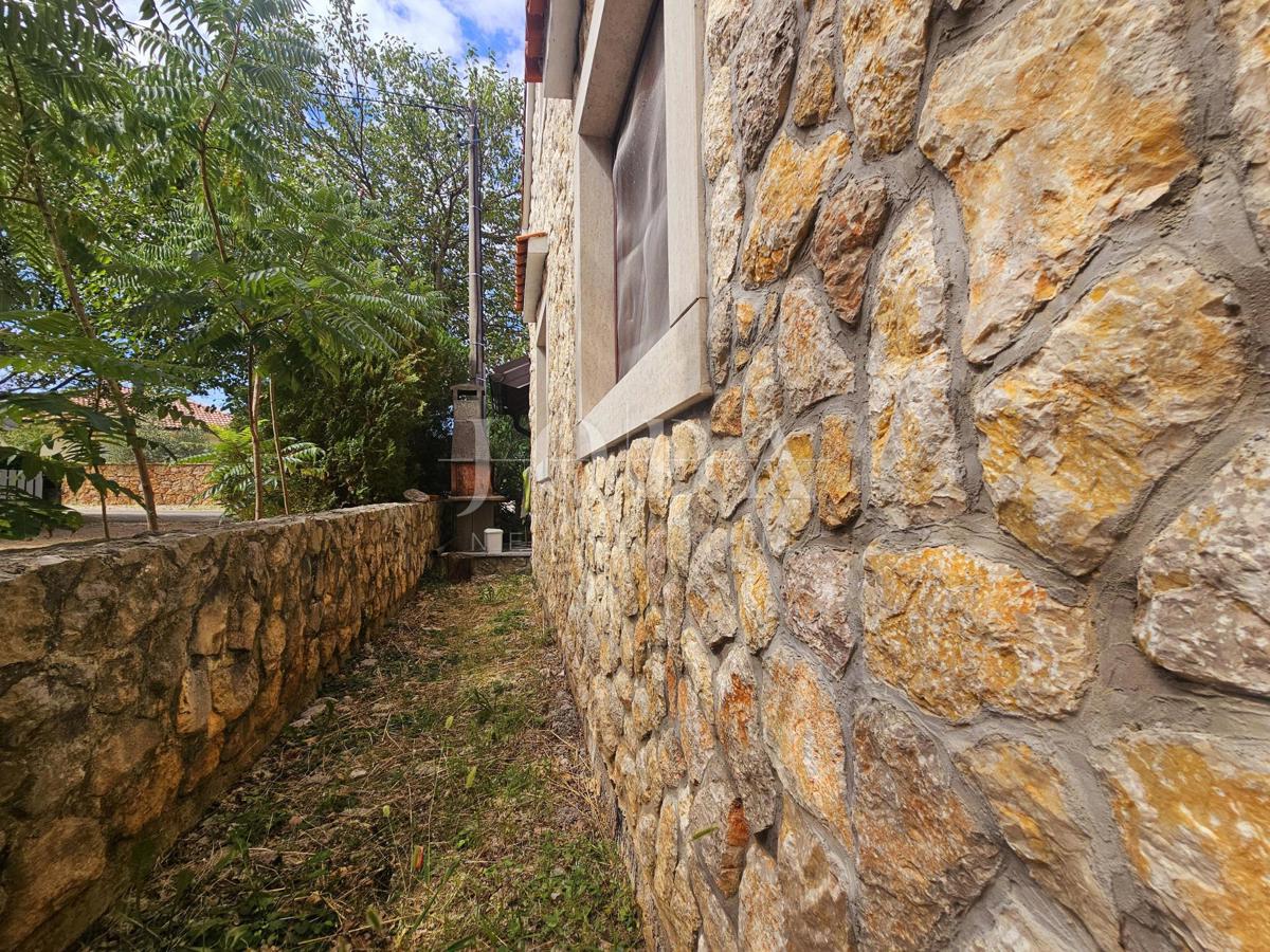 Samostojna hiša z dvema apartmajema v bližini Malinske