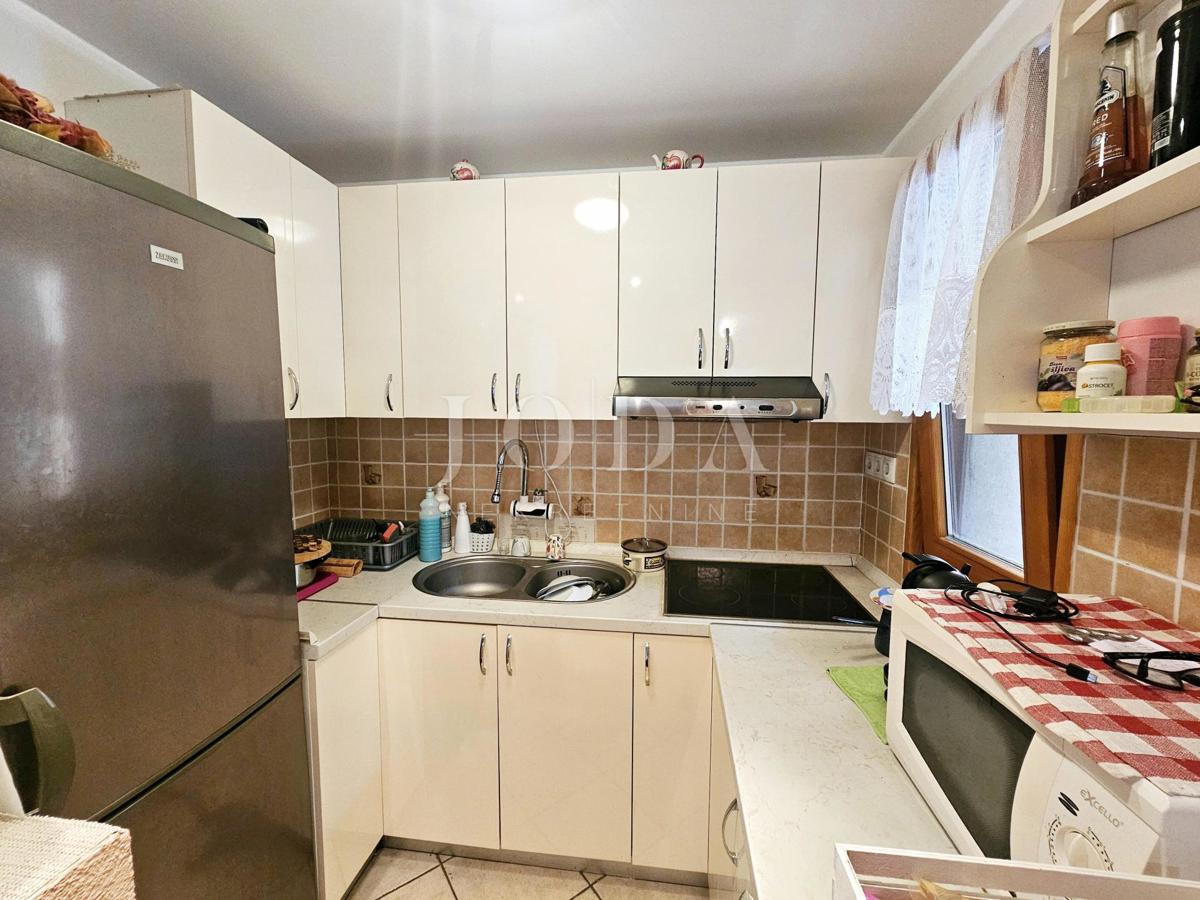 Samostojna hiša z dvema apartmajema v bližini Malinske