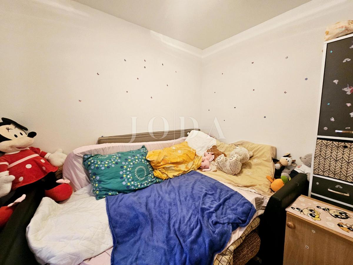 Samostojna hiša z dvema apartmajema v bližini Malinske