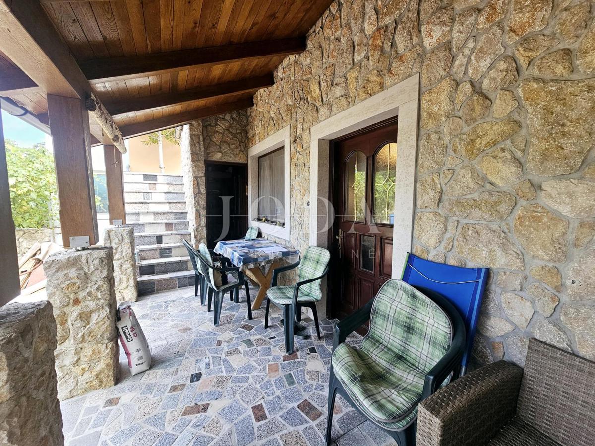 Samostojna hiša z dvema apartmajema v bližini Malinske