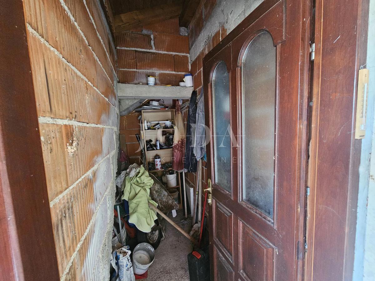 Samostojna hiša z dvema apartmajema v bližini Malinske