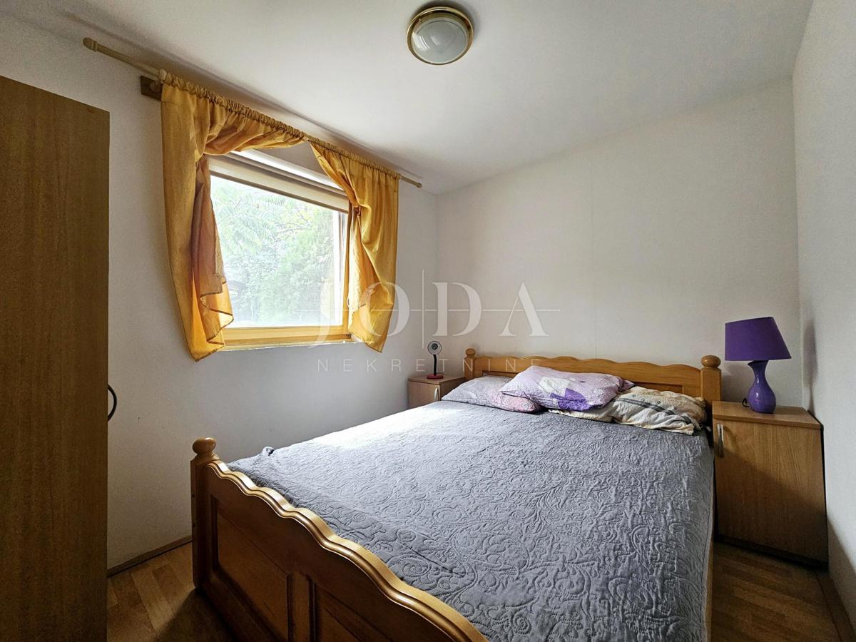 Samostojna hiša z dvema apartmajema v bližini Malinske