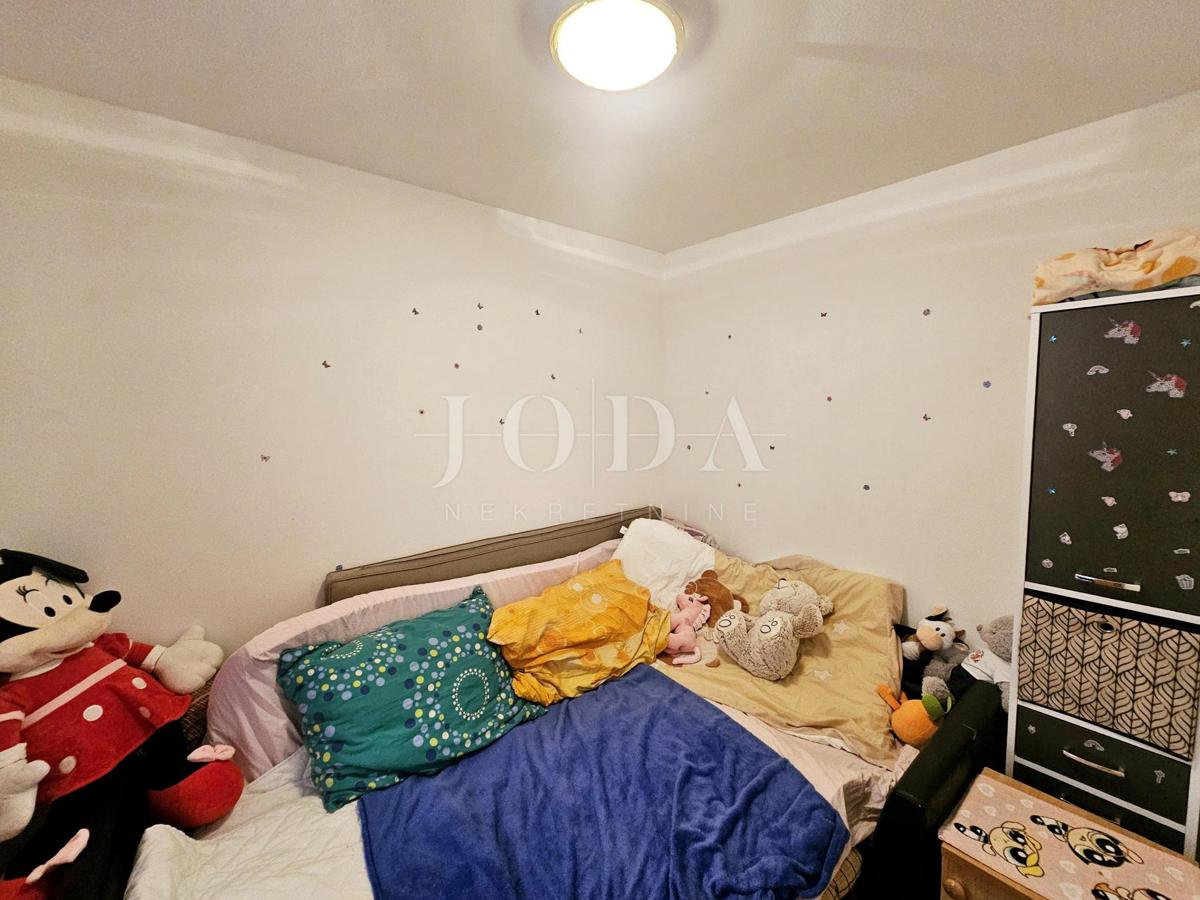 Samostojna hiša z dvema apartmajema v bližini Malinske