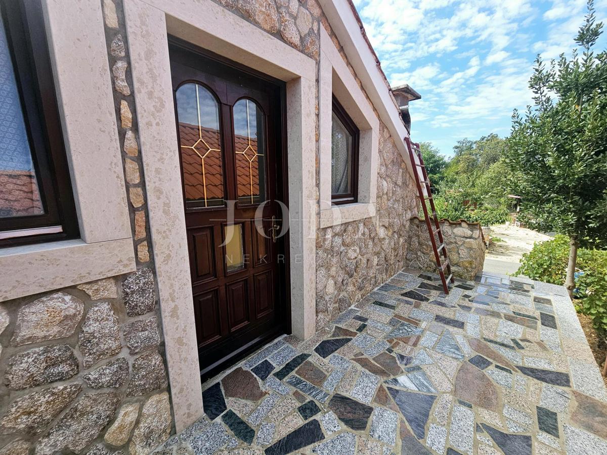 Samostojna hiša z dvema apartmajema v bližini Malinske