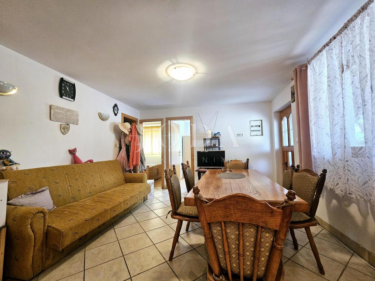 Samostojna hiša z dvema apartmajema v bližini Malinske