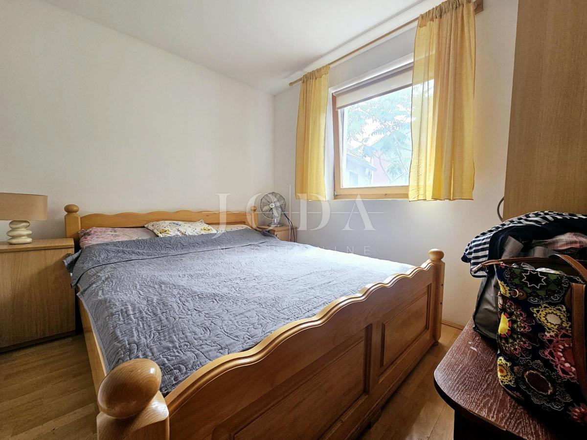 Samostojna hiša z dvema apartmajema v bližini Malinske