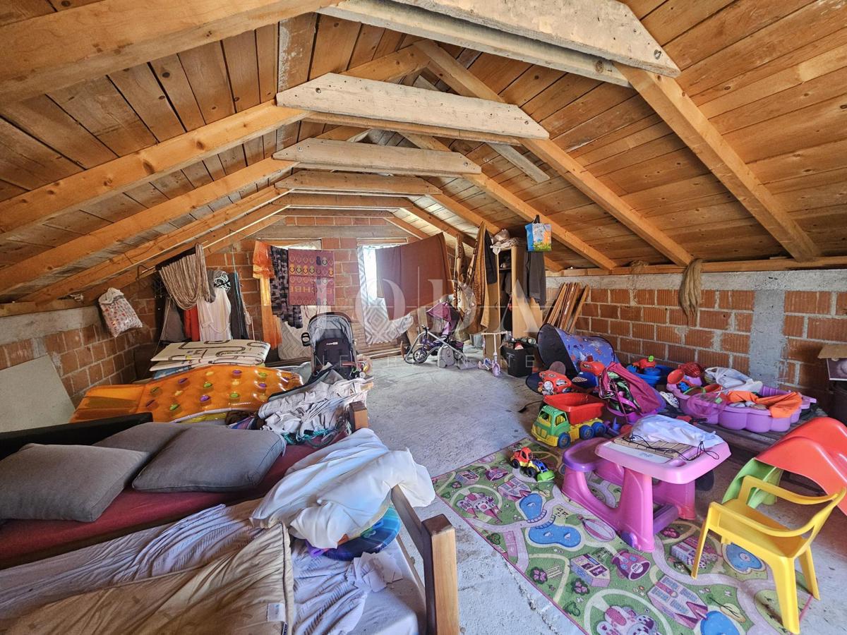 Samostojna hiša z dvema apartmajema v bližini Malinske