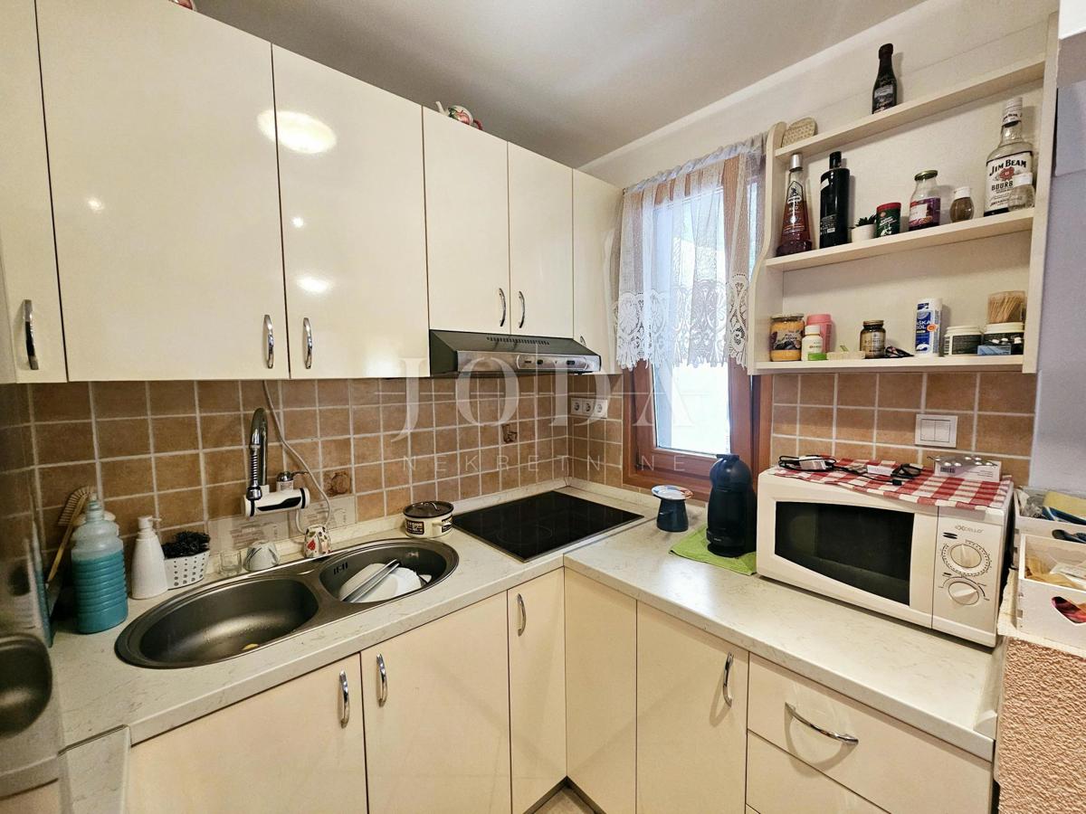 Samostojna hiša z dvema apartmajema v bližini Malinske