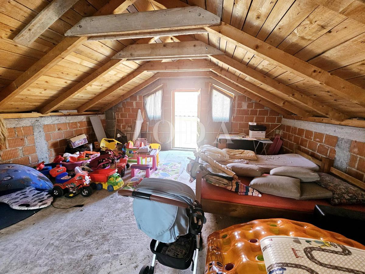 Samostojna hiša z dvema apartmajema v bližini Malinske