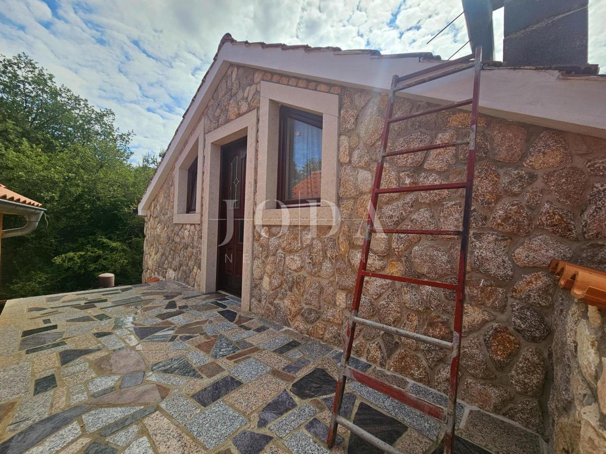 Samostojna hiša z dvema apartmajema v bližini Malinske