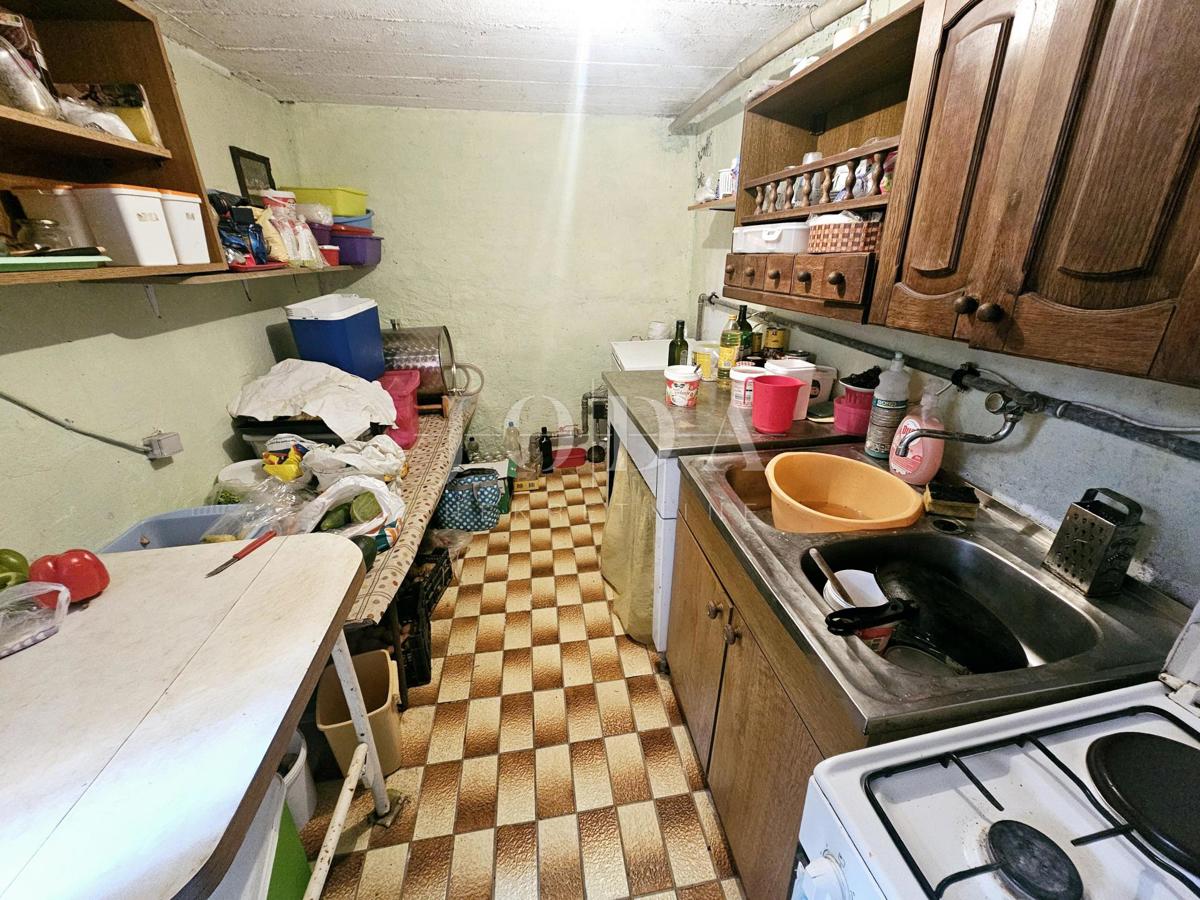 Samostojna hiša z dvema apartmajema v bližini Malinske