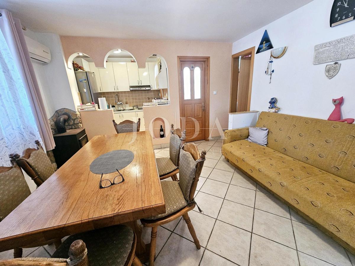 Samostojna hiša z dvema apartmajema v bližini Malinske