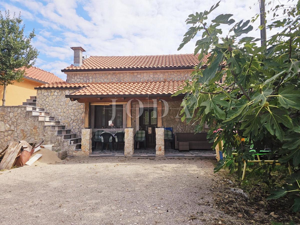 Samostojna hiša z dvema apartmajema v bližini Malinske