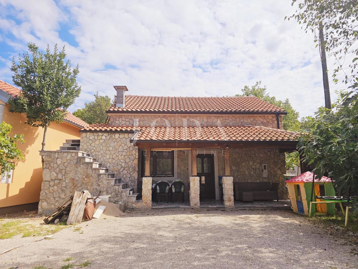 Samostojna hiša z dvema apartmajema v bližini Malinske