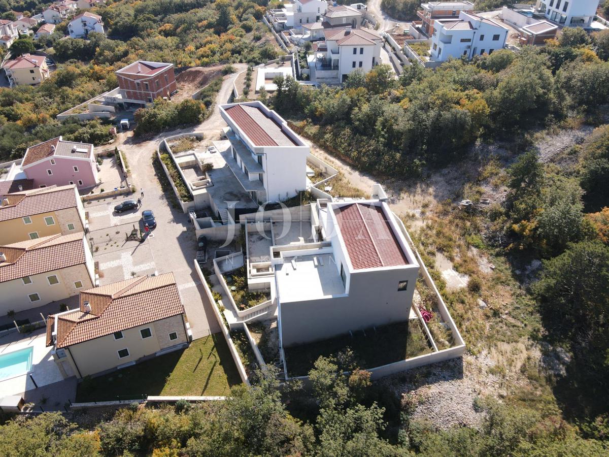 Hišas bazenom i pogledom u Vrbniku