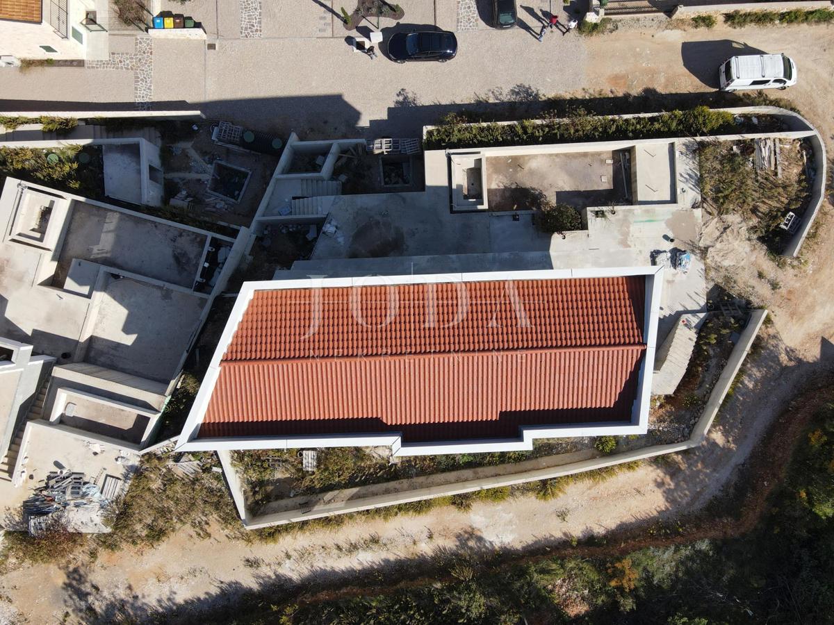 Hišas bazenom i pogledom u Vrbniku