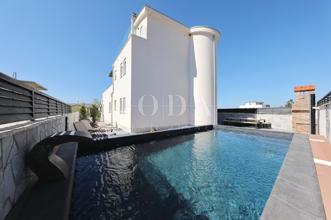 Hiša Seline, Starigrad, 377m2