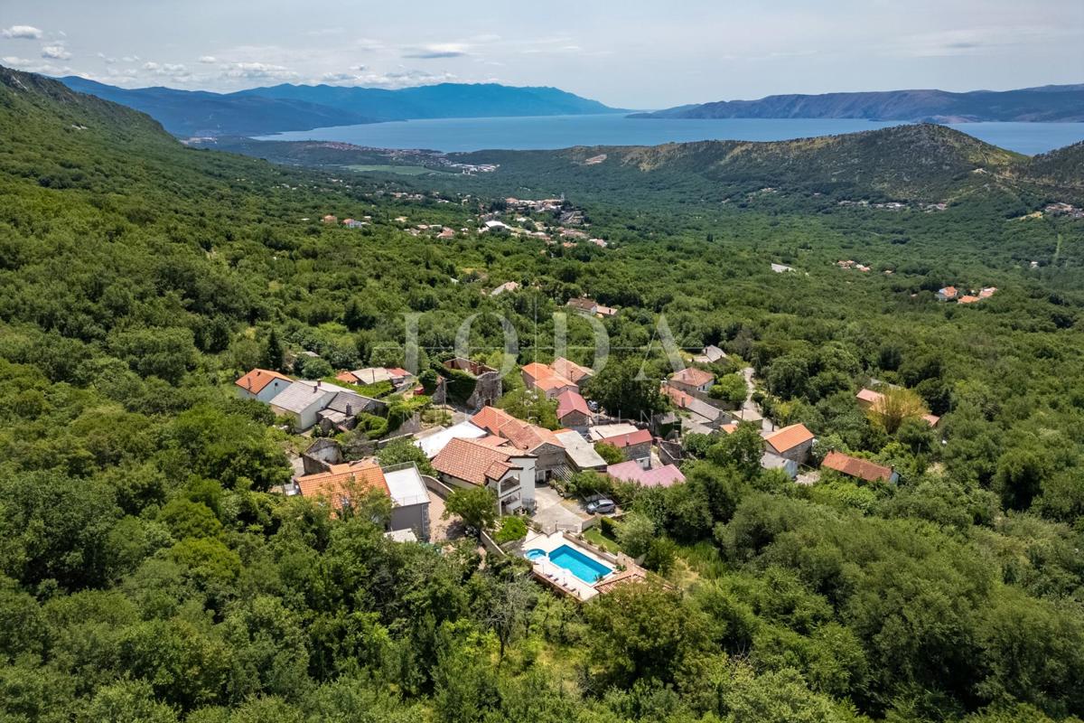 Počitniška hiša z bazenom v Bribirju